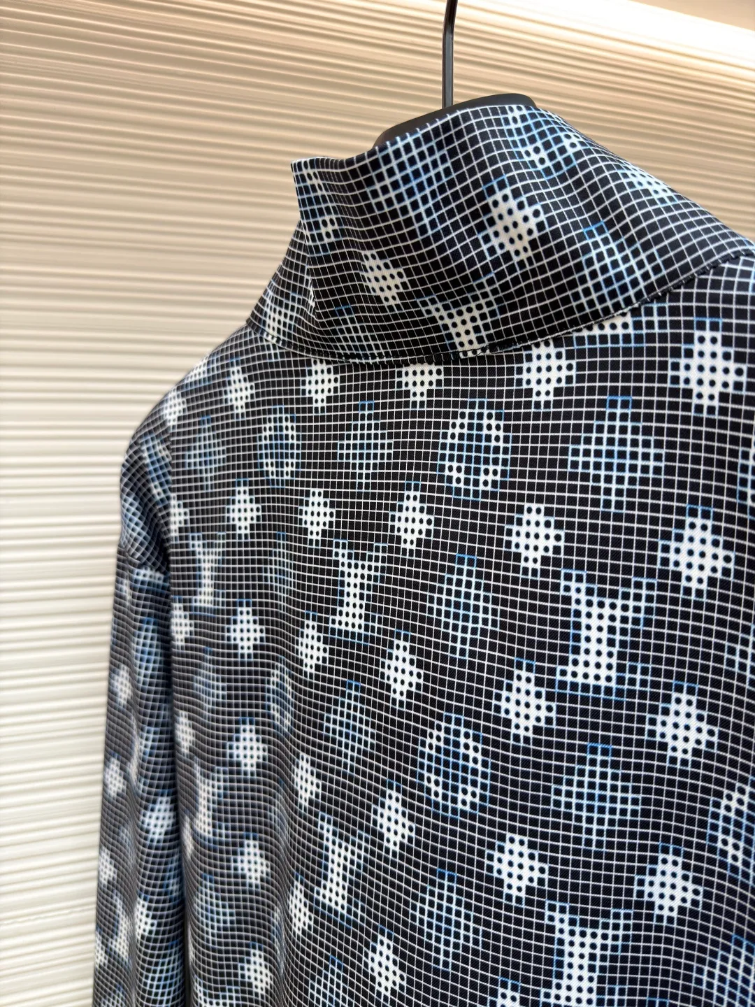 LOUIS VUITTON SKI ski series long-sleeved zipper closure design T-shirt ●Original version: Purchased and developed by 10239 ●Item number: 1681632-A55 ●Fabric: cotton fabric ●Technology: printing production ●Version: fitted version ●Weight: about 300 grams ●Size: S-M-L-XL ●Description: Stand-up collar design with half-zip closure, neat and stylish to wear. The body of the garment adopts digital printing technology, with clear and three-dimensional patterns and exquisite details. The splicing between the front and back pieces adopts flat-turn open-stitching technology, the stitching is even and neat, and the lines are clear and smooth. The ribbed design on the hem and cuffs is both windproof and warm and can modify your figure. The entire top embodies Louis Vuitton's ultimate pursuit of quality and craftsmanship from fabric selection, tailoring to detail processing. It not only retains the elegant style of classic items, but also incorporates modern design language, making it suitable for various occasions and showing a low-key and luxurious fashion attitude. The overall wiring is straight and delicate, the fabric is comfortable and soft, and the color is consistent without color difference. It can be matched with the same style to create a fashionable look and control various occasions. Customized accessories, complete with three standards, same style for men and women!